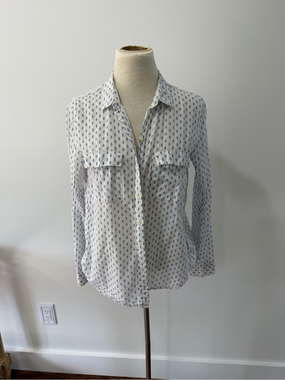 GAP White Boyfriend Fit Blouse with Blue Geometric Print